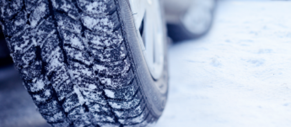 une roue dans la neige